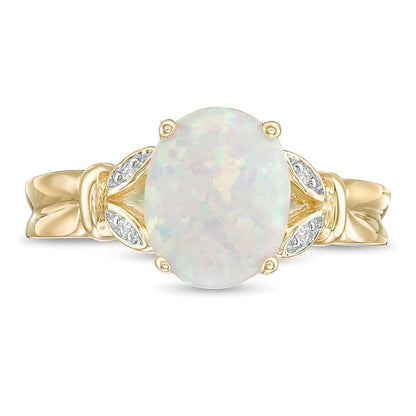 Fashion-Ring mit ovalem Labor-Opal und Diamant-Besatz in Blattoptik mit geteiltem Ring-Schaft in 10K Gelbgold