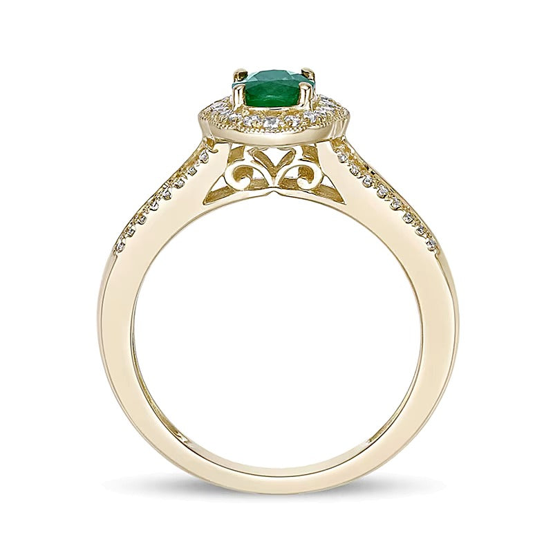 Ring mit ovalem Smaragd und 0,25 ct. Gesamtgewicht Diamanten mit Halo und geteilter Ringschiene in 10K Gelbgold