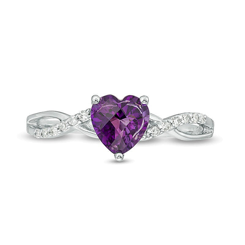 Ring mit herzförmigem Amethyst 6,0 mm und Diamanten 0,05 ct. Gesamtgewicht mit gedrehter Ringschiene in 10K Weißgold