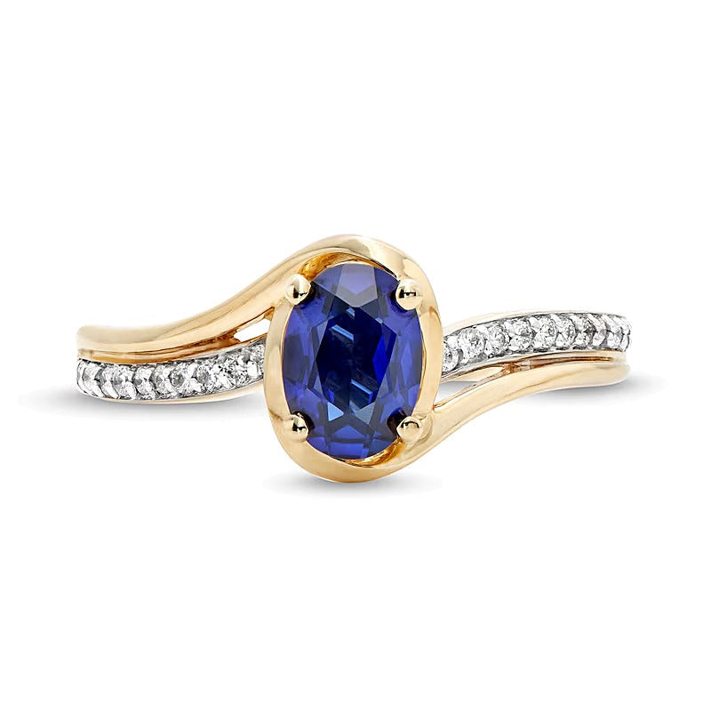 Solitär mit seitlichem Besatz mit ovalem blauem Labor-Saphir und 0.1 ct. Gesamtgewicht Diamant in 10K Gelbgold
