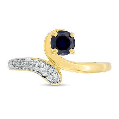 5,0mm im Labor gezüchteter blauer Saphir und Diamant Bypass-Ring, 0,1 ct. Gesamtgewicht, in 14K Weißgold