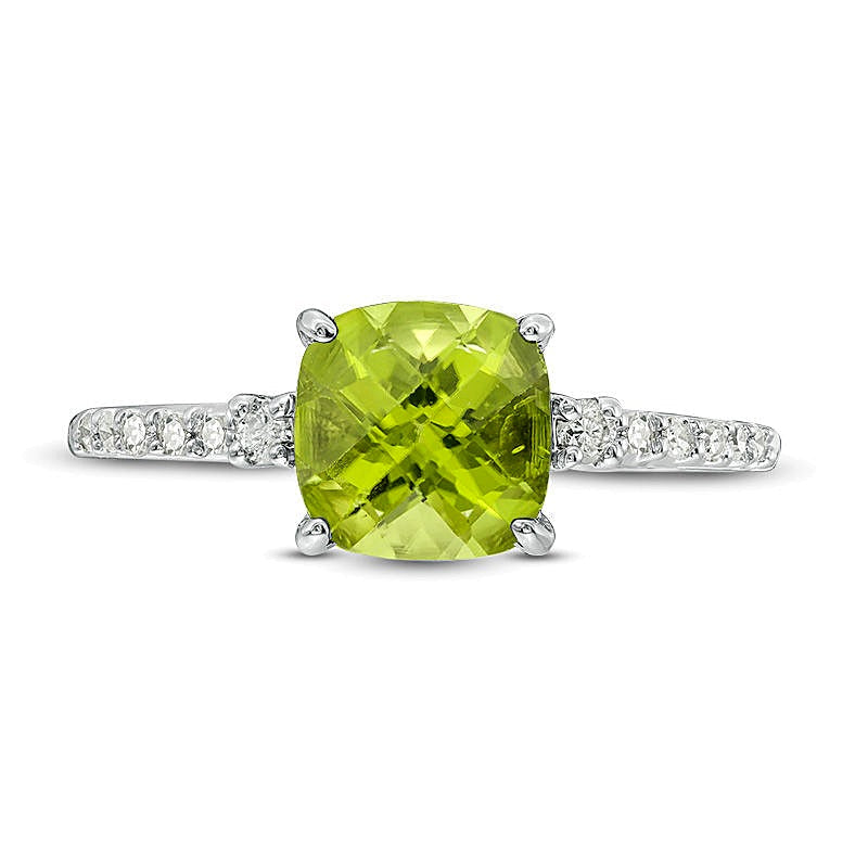 7,0mm Peridot im Kissenschliff und 0,13 ct. Gesamtgewicht Diamant Verlobungsring als Solitär mit seitlichem Besatz in 10K Weißgold