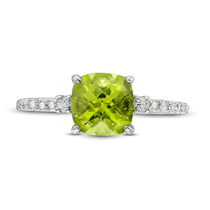 7,0mm Peridot im Kissenschliff und 0,13 ct. Gesamtgewicht Diamant Verlobungsring als Solitär mit seitlichem Besatz in 10K Weißgold