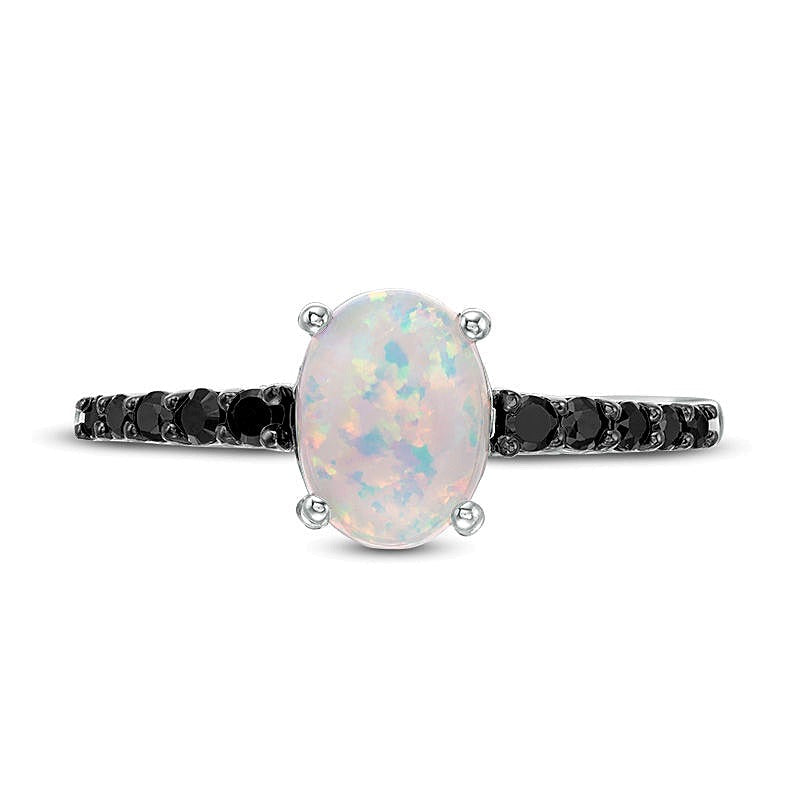 Ring mit ovalem laborgezüchtetem Opal und 0,2 ct. Gesamtgewicht schwarzem Diamant in Sterlingsilber