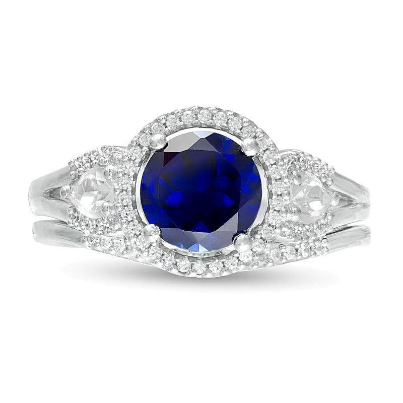 7,0mm blauer und weißer Saphir (Labor) und 0,25 ct. Gesamtgewicht Diamant Dreistein-Braut-Set in rhodiniertem Sterlingsilber