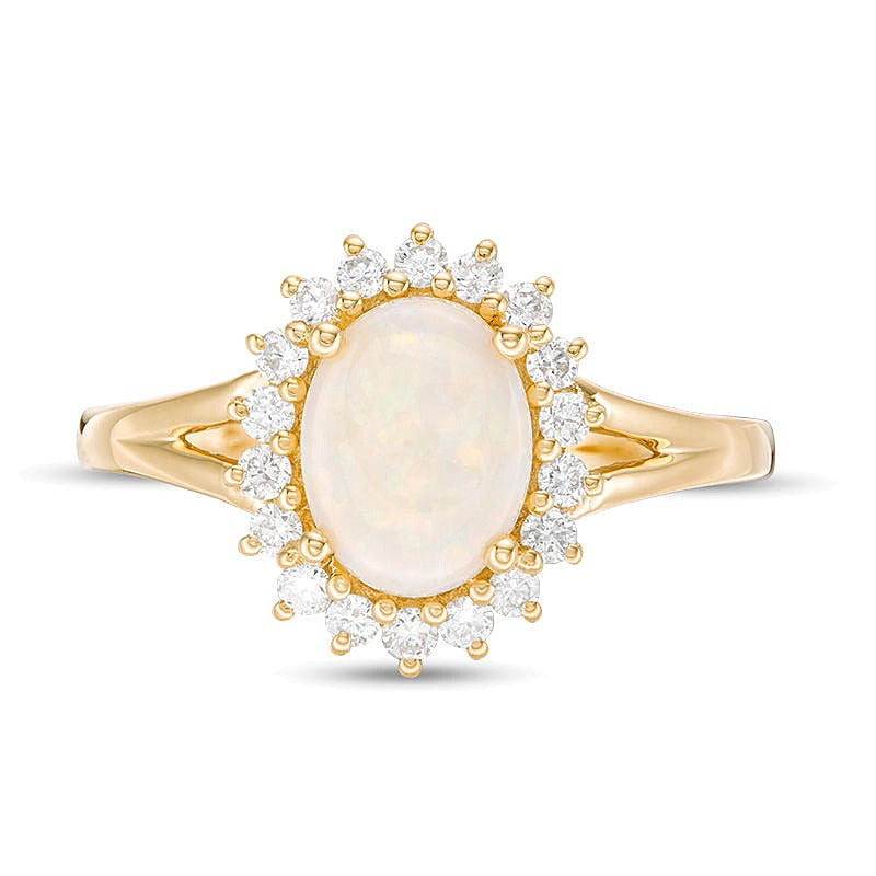 Ring mit ovalem Opal und 0,33 ct. Gesamtgewicht Diamanten im Halo in 14K Gelbgold