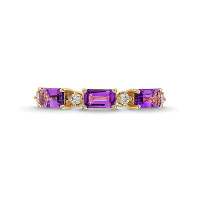 Dreistein-Ring mit quer gesetztem Amethyst im Smaragdschliff und Diamanten 0,07 ct. Gesamtgewicht in 10K Gelbgold