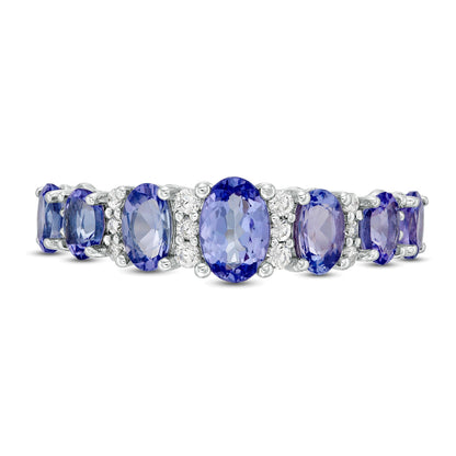 Ring mit ovalem Tansanit und 0,13 ct. Gesamtgewicht Diamanten, abgestuft mit sieben Steinen, in 10K Weißgold