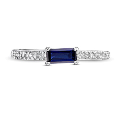 Fashion-Ring mit Baguette-Labor-Saphir in Blau und 0,1 ct. Gesamtgewicht Diamanten in 10K Weißgold