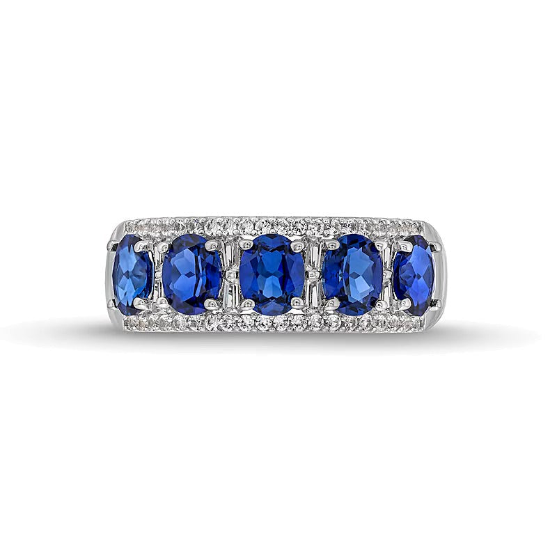Fashion-Ring mit ovalem blauem Labor-Saphir und 0,25 ct. Gesamtgewicht Diamanten in 10K Weißgold