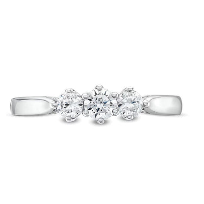 Dreistein-Verlobungsring 0.5 CT. Gesamtgewicht mit runden weißen Diamanten in 10K Weißgold