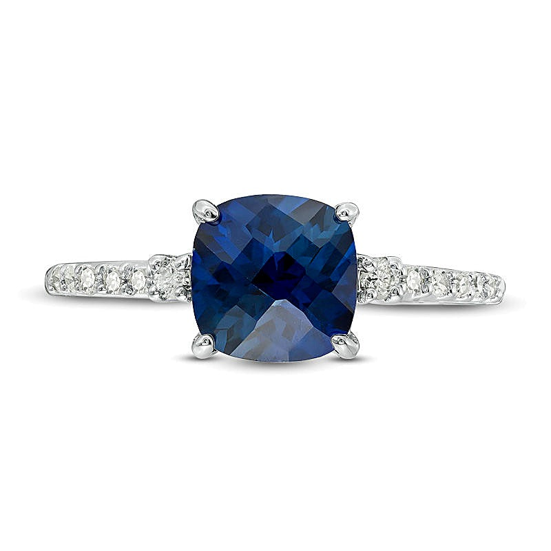 7,0 mm Verlobungsring mit Solitär und seitlichem Besatz mit im Labor gezüchtetem blauem Saphir im Kissenschliff und 0,13 ct. Gesamtgewicht Diamanten in 10K Weißgold