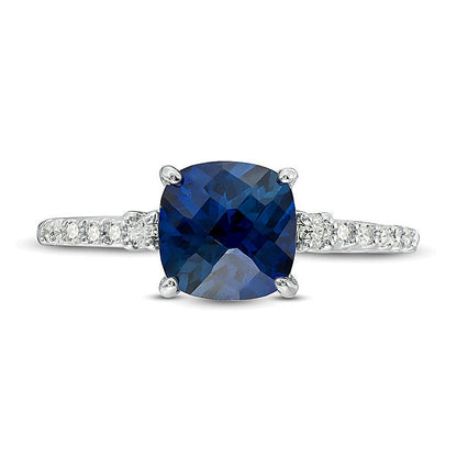 7,0 mm Verlobungsring mit Solitär und seitlichem Besatz mit im Labor gezüchtetem blauem Saphir im Kissenschliff und 0,13 ct. Gesamtgewicht Diamanten in 10K Weißgold