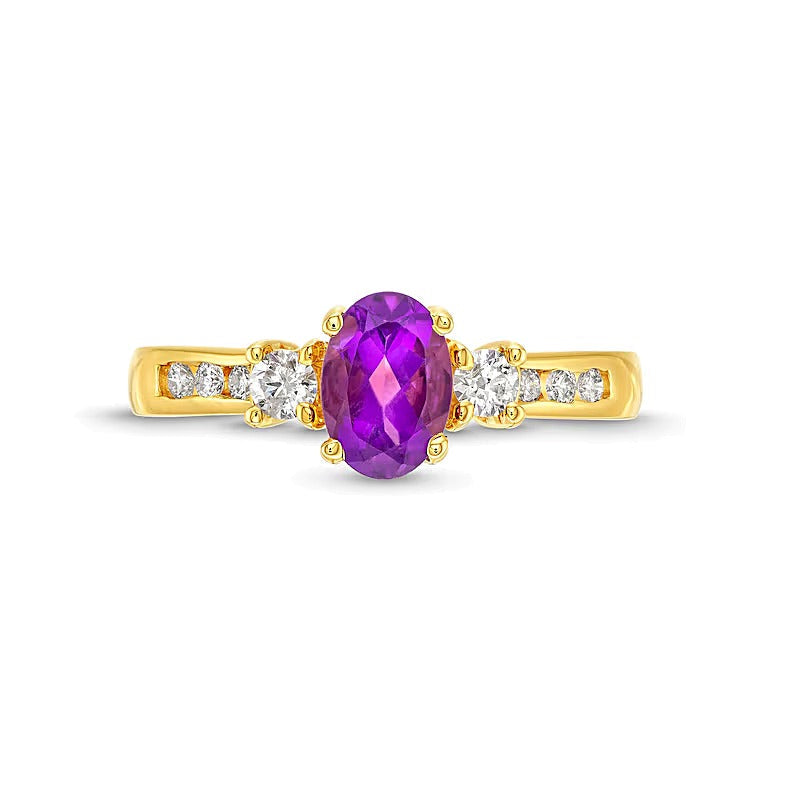 Ring mit ovalem Amethyst und 0,25 ct. Gesamtgewicht Diamanten, Solitär mit seitlichem Besatz, in 14K Gelbgold
