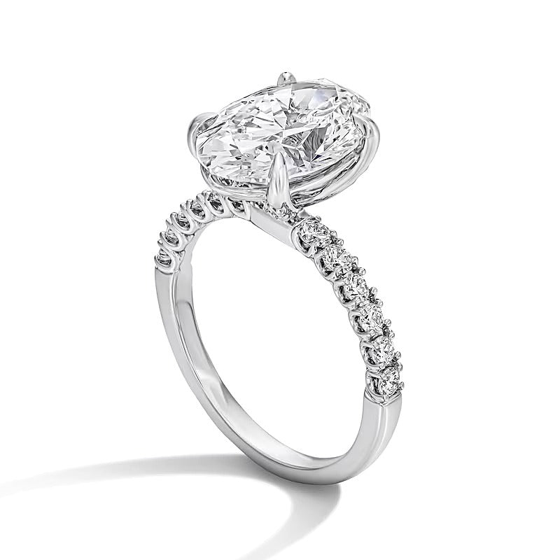 4.5 CT. TW Solitär mit seitlichem Besatz Verlobungsring mit ovalem Labordiamant in 14K Weißgold (F/VS2)