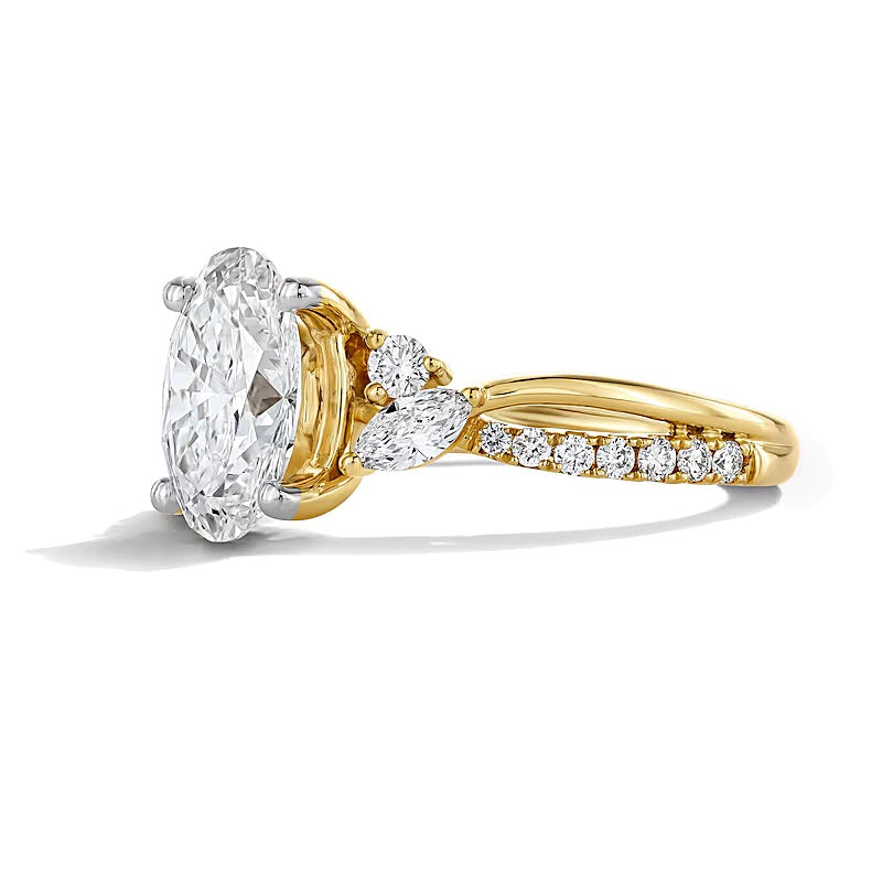 2.38 CT. Gesamtgewicht Solitär mit seitlichem Besatz mit ovalem Labordiamant in 14K Gelbgold (F/VS2)