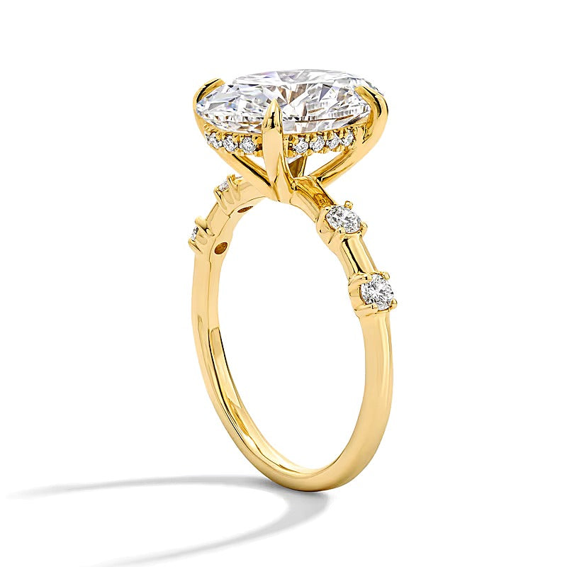 4.25 CT. Gesamtgewicht Solitär mit seitlichem Besatz Verlobungsring mit ovalem Labordiamant in 14K Gelbgold (F/VS2)