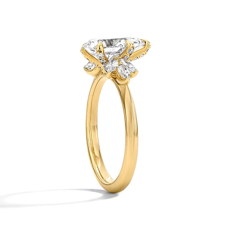 2.5 CT. Gesamtgewicht Solitär-Ring mit seitlichem Besatz mit tropfenförmigem Labordiamant in 14K Gelbgold (F/VS2)