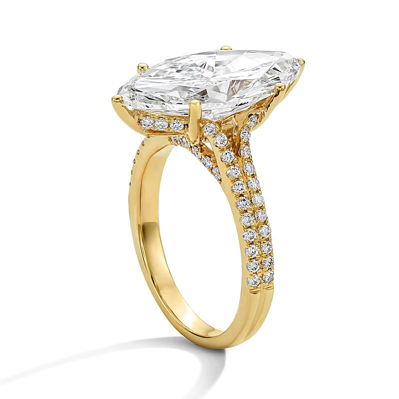 6.5 ct. Gesamtgewicht Solitär mit seitlichem Besatz mit Labordiamanten im Marquise- und Rundschliff in 14K Gelbgold (F/VS2)