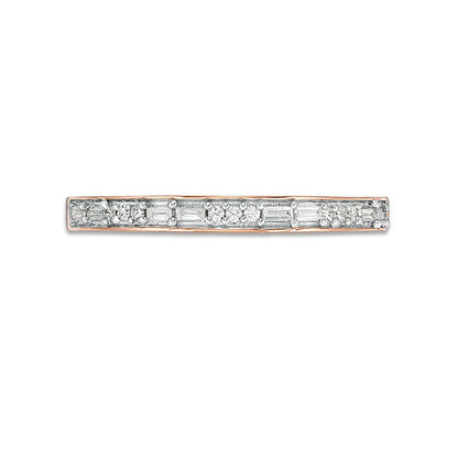 0,13 ct. Gesamtgewicht Ring mit Baguette- und runden Diamanten in 10K Roségold