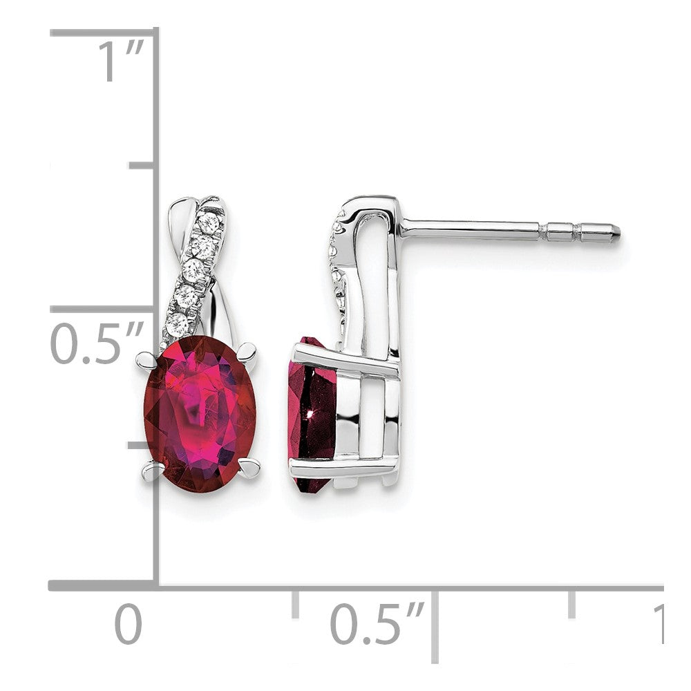 14K Weißgold Ohrringe mit ovalem synthetischem Rubin, 7x5 mm (Geburtsstein Juli), und Diamanten