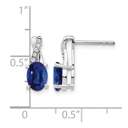 14K Weißgold Ohrringe mit ovalem 7x5 Labor-erzeugtem Saphir (September) und Diamanten