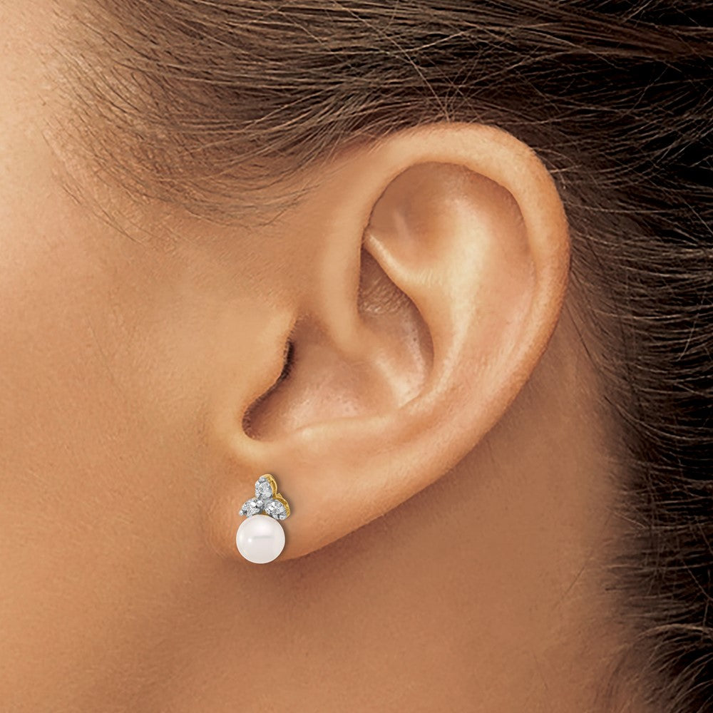 14K Gelbgold 5-6mm Rund Süßwasser Zuchtperle Und.06 Karat Diamant Ohrstecker