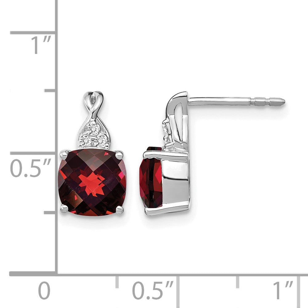 14K Weißgold Ohrstecker mit 7 mm Kissenschliff im Schachbrettmuster, Januar-Granat und Diamanten