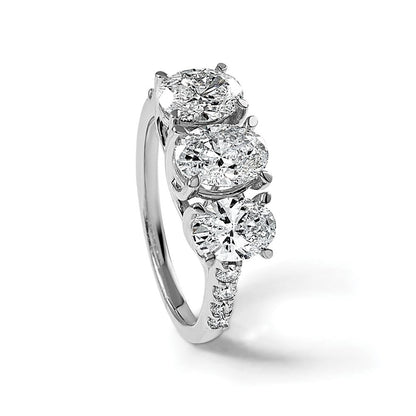 14K Weißgold Verlobungsring mit 2,75 ct. Labor-Diamant VS+ F+ im Oval-Schliff, Three-Stone-Design, komplett