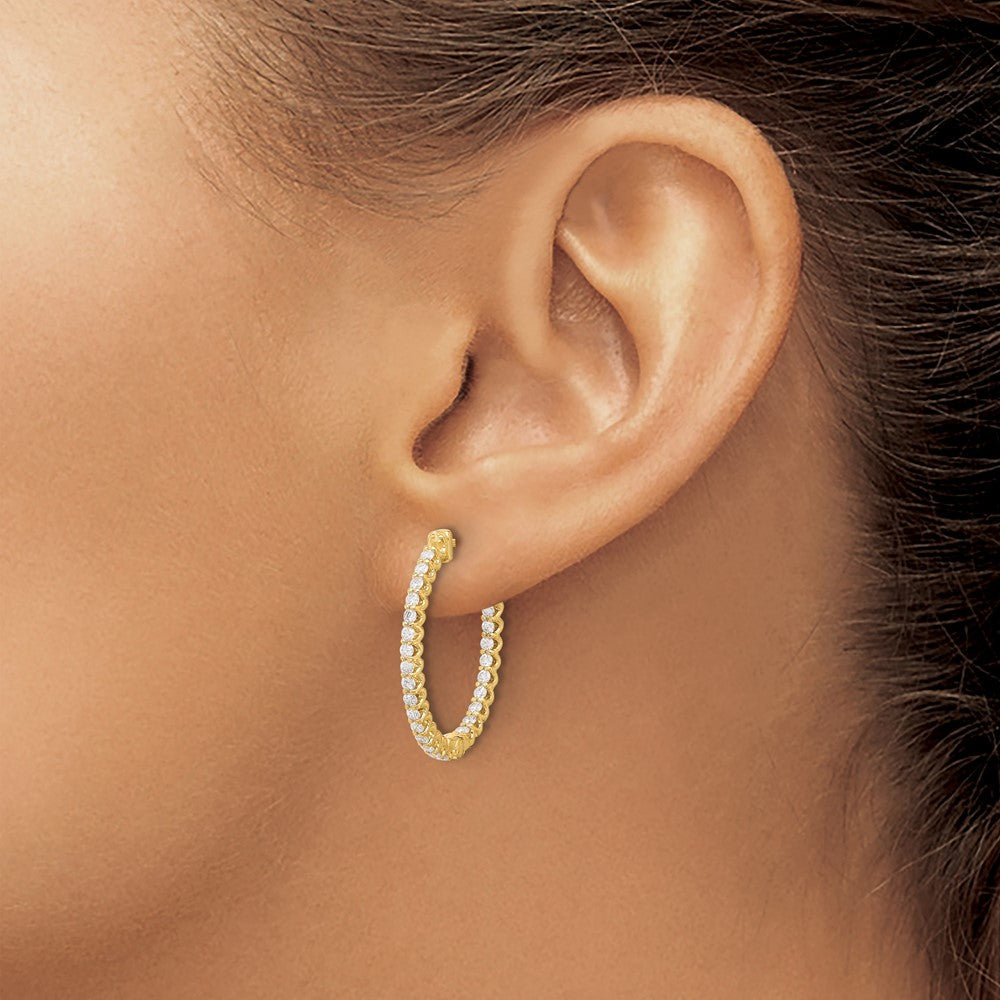 14K Gelbgold.78 Karat Diamant In/out Oval Creole mit Sicherheits Verschluss Ohrringe