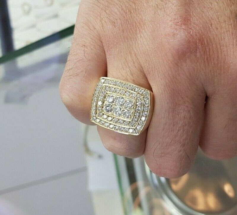 Herren-Ring mit 3 ct. Diamant in doppelter Kissenschliff-Rahmenfassung aus 10K Weißgold