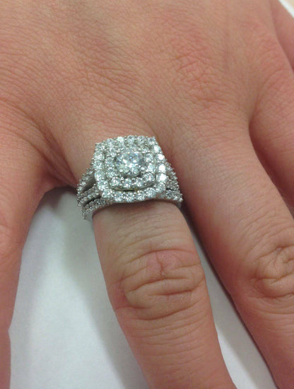 Zertifiziertes Braut-Set mit 2 ct. Gesamtgewicht Diamant im Kissenschliff, Halo, aus 10K Weißgold