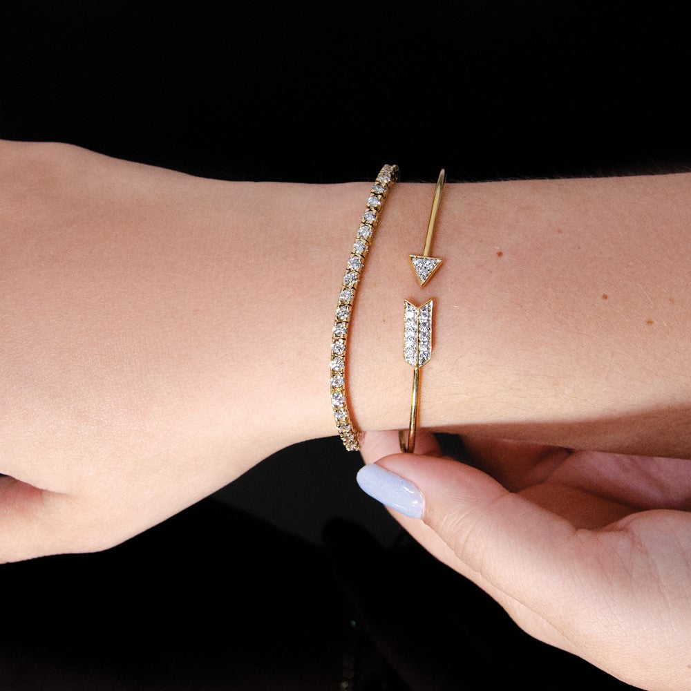 14K Gelbgold Armreif, flexibel, mit natürlichem Diamant-Pfeil