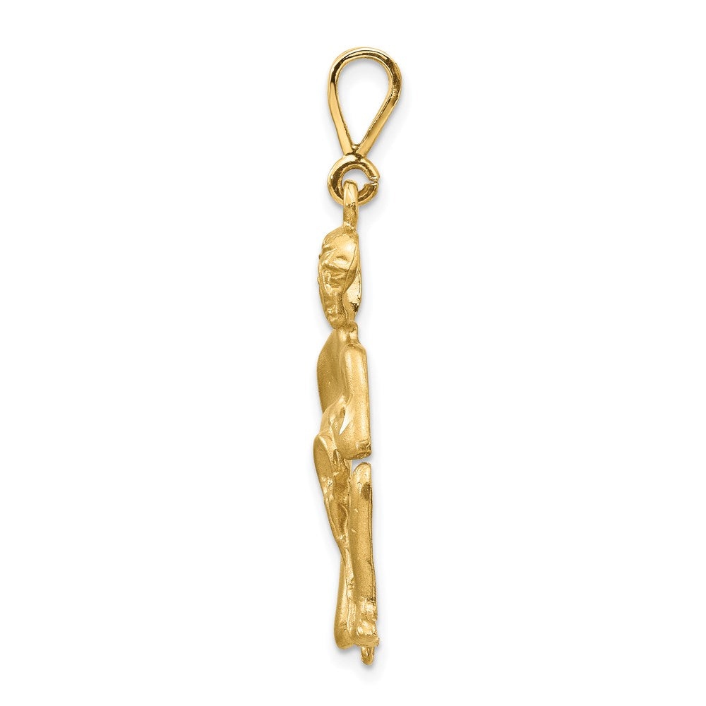 14 Karat Gelbgold Charm mit satinierter, diamantgeschliffener Wassermann-Sternzeichen-Gravur