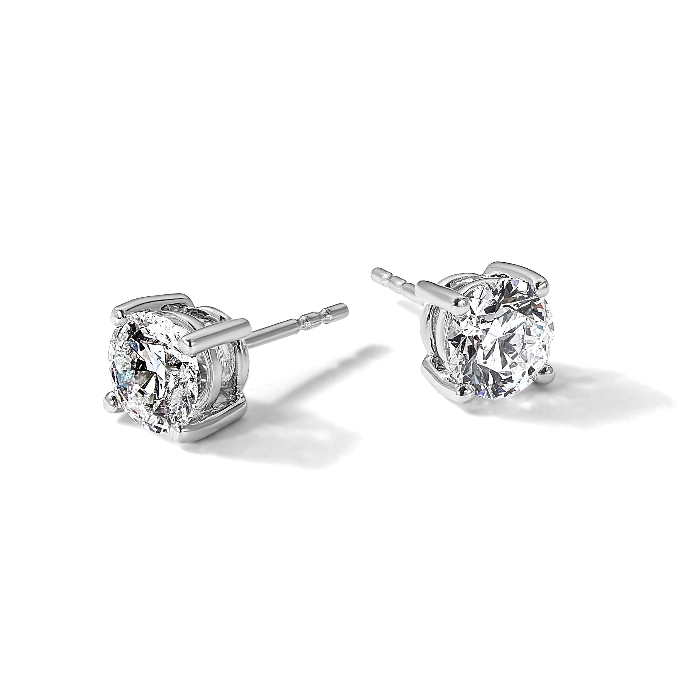 14K Weißgold Ohrstecker mit 2 ct. zertifizierten, im Labor gezüchteten Diamanten VS+ F+ im Rundschliff mit Vierzack-Fassung