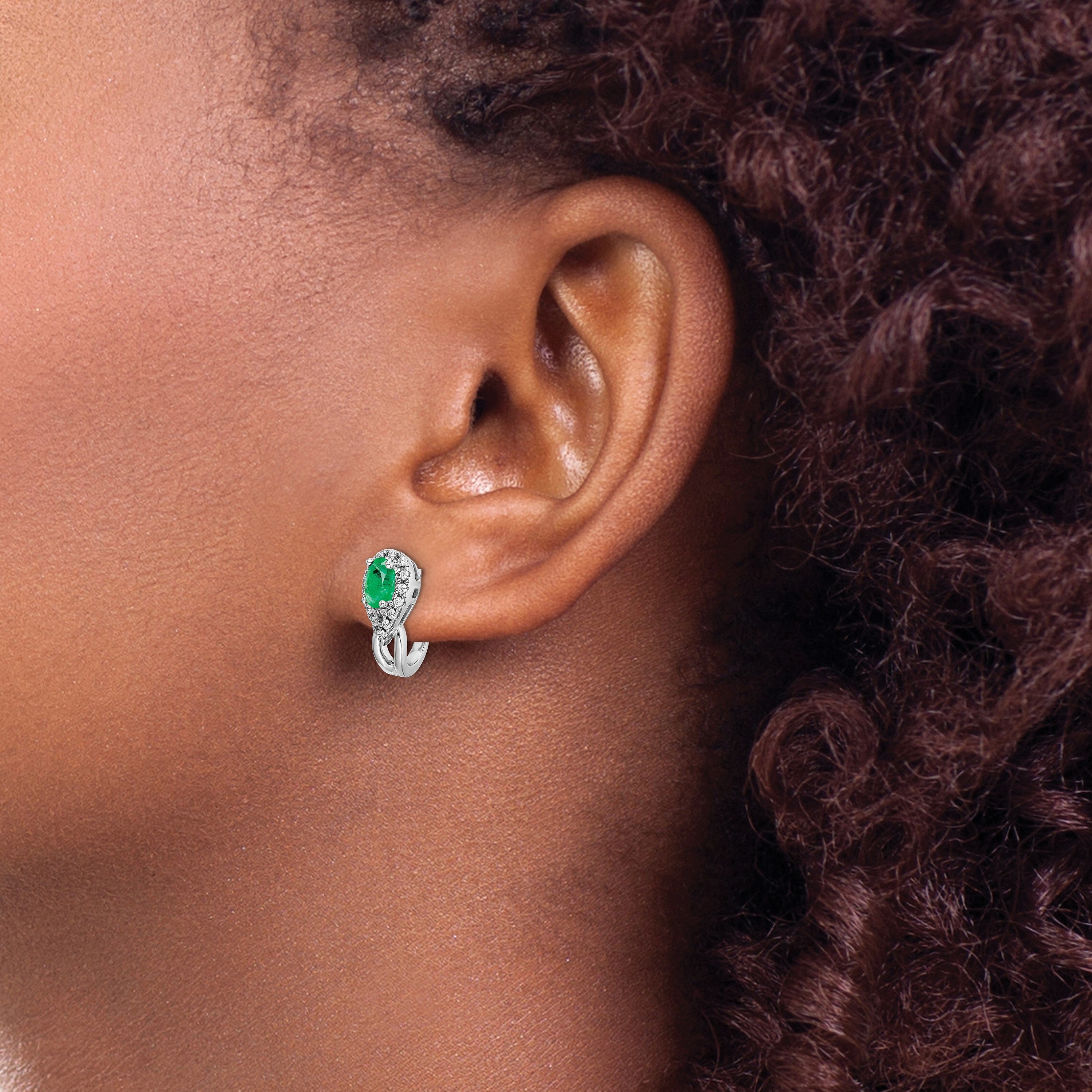 14K Weißgold Ohrringe mit 0,125 ct. echten Diamanten und Smaragden