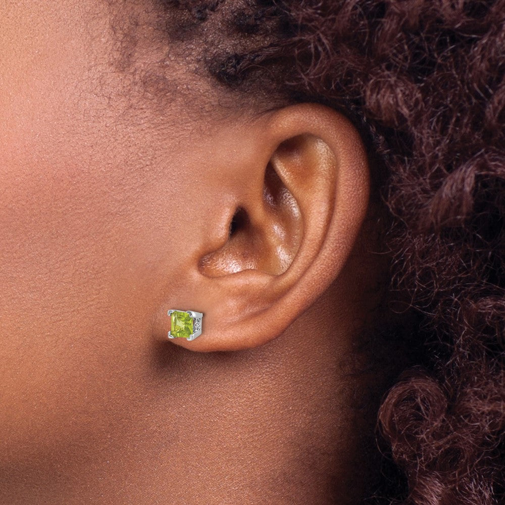 Quadratische Peridot-Ohrringe aus 14K Weißgold