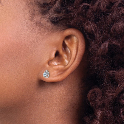 14K Weißgold Ohrstecker mit blauem Topas