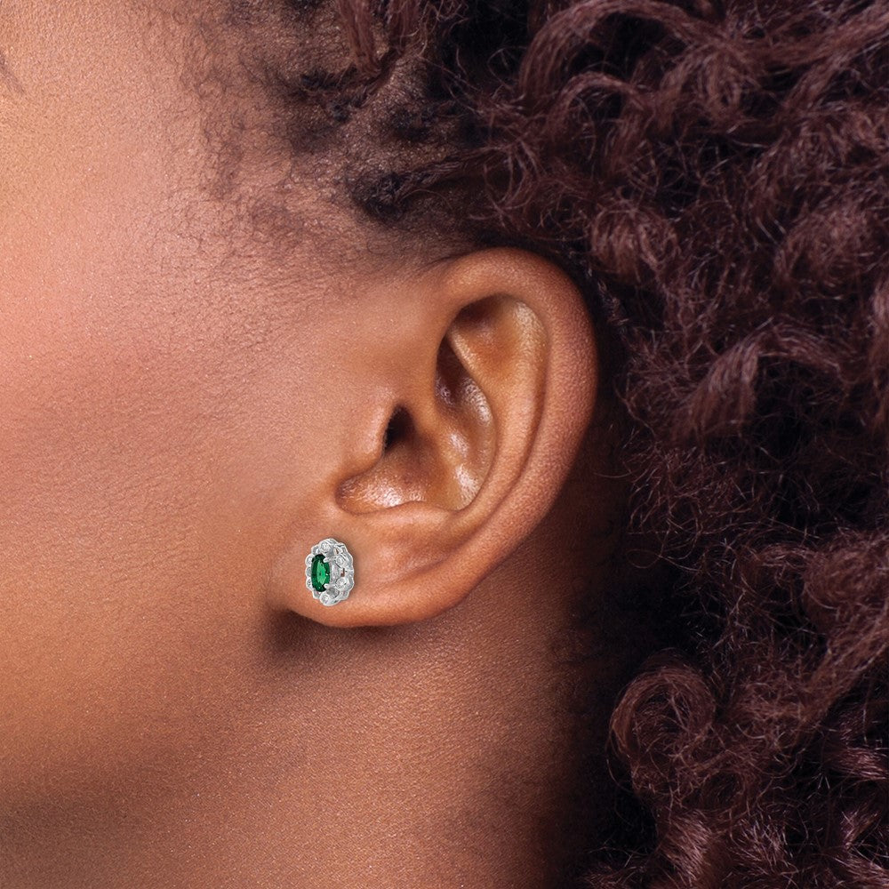 14K Weißgold Ohrstecker mit 0,05 ct. im Labor gezüchteten Diamanten VS/SI+ G+ und ovalen gezüchteten Smaragden im Halo-Design
