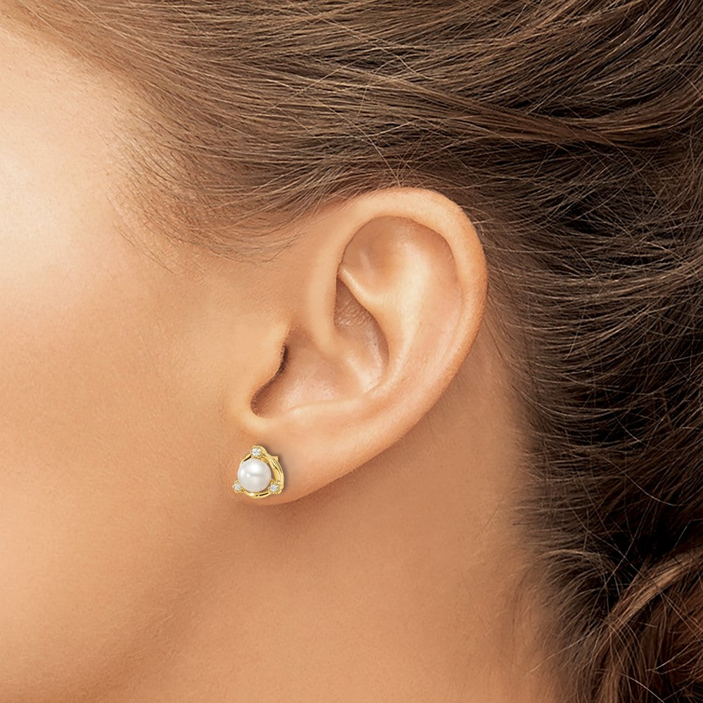 14K Gelbgold Ohrstecker mit 0,1 ct. laborgezüchteten Diamanten VS/SI+ G+ und 5,50 mm runden Süßwasser-Zuchtperlen