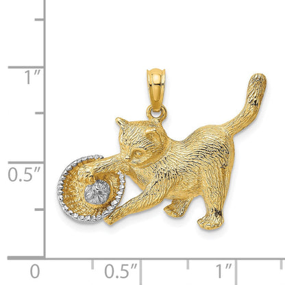 14K Gelb- und Rhodiumgold Charm „Katze spielt mit Garn im Korb", rhodiniert