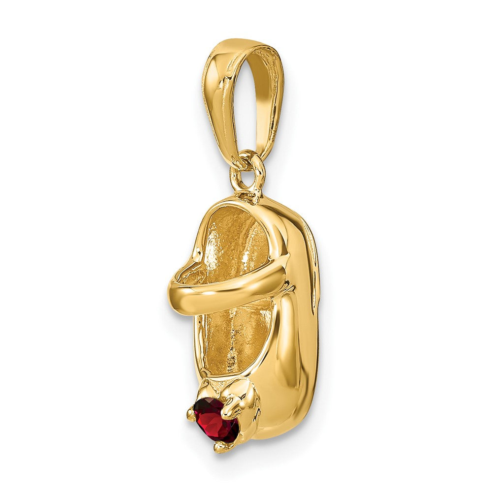 14K Gelbgold 3-D Gravierbarer Baby-Schuh-Charm mit rotem synthetischem Stein (Januar)