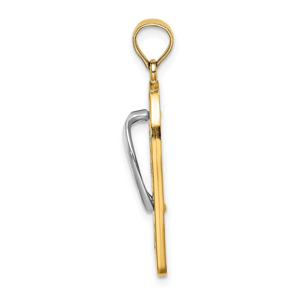 14K Gelb- und Rhodiumgold-Charm mit Rhodium, mehrfarbiger 3D-Emaille-Strandszene auf Flip-Flop