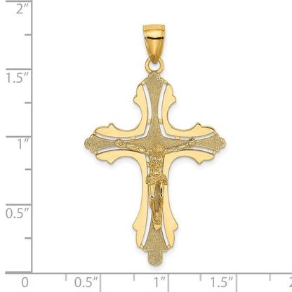 14 Karat Gelbgold Kruzifix-Charm mit Struktur, Cut-Out-Muster und geknospeten Enden
