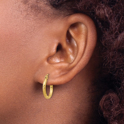 14K Gelbgold Satiniert und Diamantiert 2mm Rund Röhre Creolen