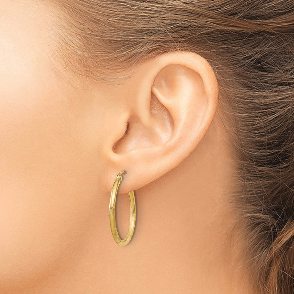14K Gelbgold Satiniert und Diamantiert 2mm Rund Röhre Creolen