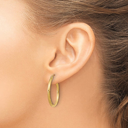 14K Gelbgold Satiniert und Diamantiert 2mm Rund Röhre Creolen