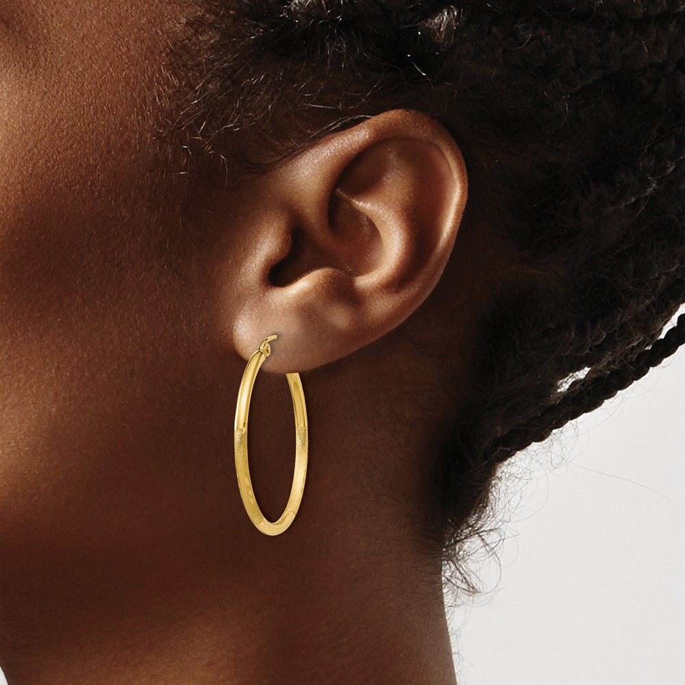 14K Gelbgold Satiniert und Diamantiert 2mm Rund Röhre Creolen
