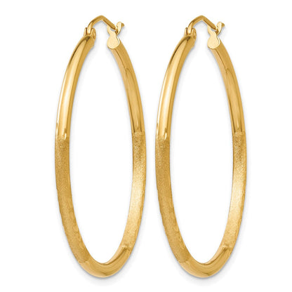 14K Gelbgold Satiniert und Diamantiert 2mm Rund Röhre Creolen