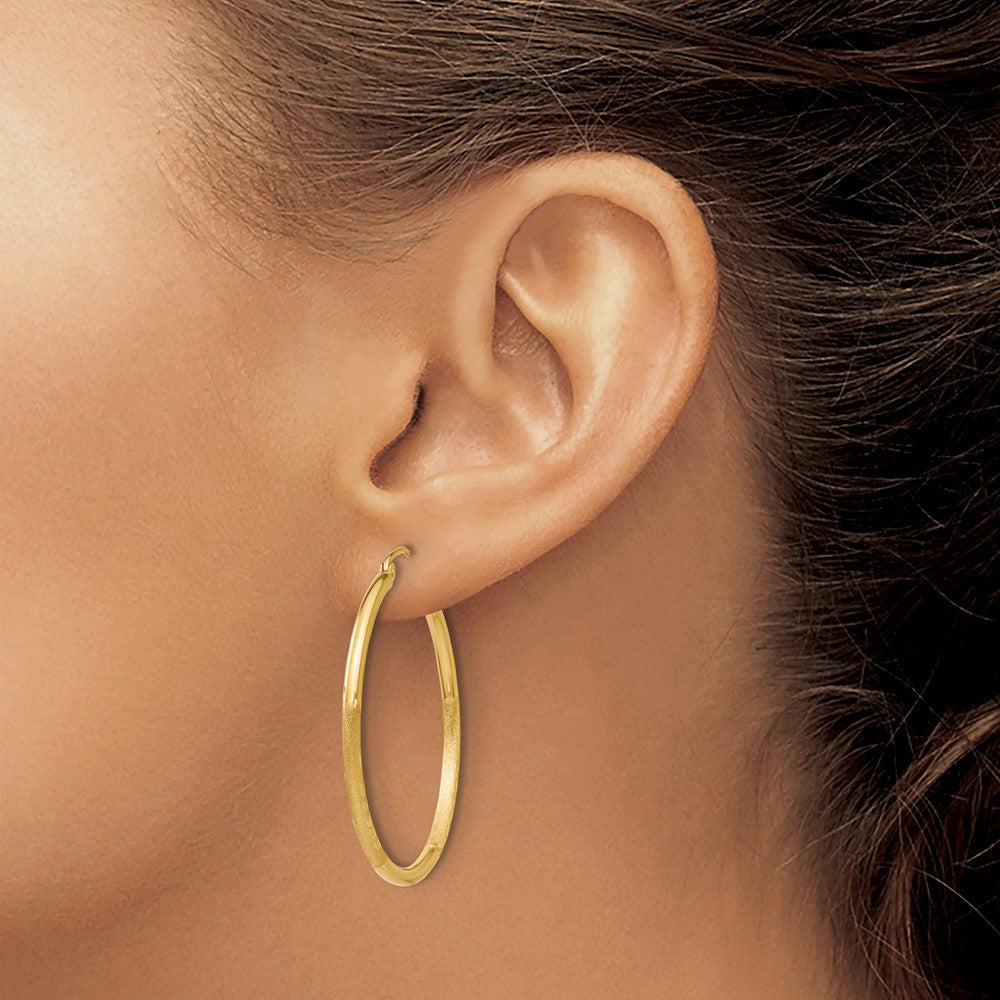 14K Gelbgold Satiniert und Diamantiert 2mm Rund Röhre Creolen